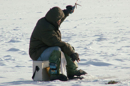 Как ловить рыбу глухой зимой