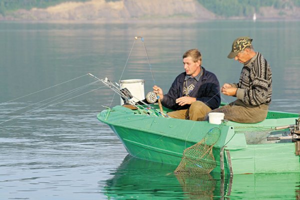 Рыбалка на лодке с фидером