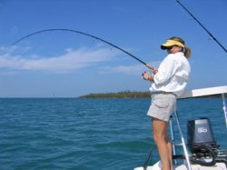 Женщина в роли рыбака